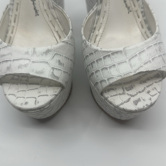 Alice & Olivia Leather Printed White Wedge Sandals, Sz 35 1/2